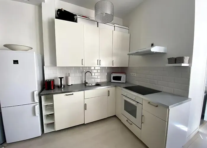 דירה Moderne, Terrasse Et Climatise, Proche Plage, Spacieux